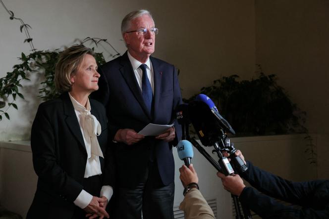 La maire du 5ᵉ arrondissement de Paris, Florence Berthout, écoute Michel Barnier s’exprimer devant la presse au siège du parti Les Républicains, après sa victoire aux élections législatives partielles dans la 2ᵉ circonscription de Paris, le 28 septembre 2025.