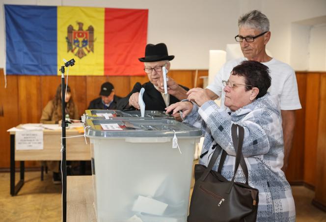 Dans un bureau de vote de Chisinau (Moldavie), lors des élections législatives, le 28 septembre 2025.