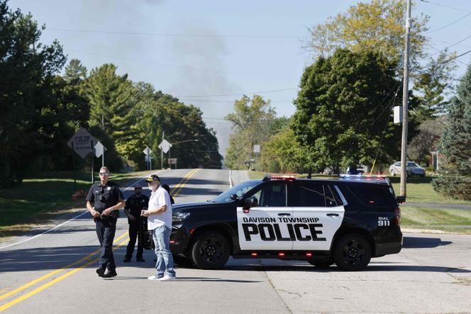 La police bloque une route près du lieu de la fusillade survenue dans une église de Grand Blanc, dans le Michigan, le 28 septembre 2025. 