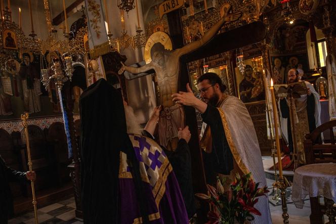 L’abbé Efsevios tient une figure du Christ crucifié, au monastère d’Agia Lavra à Kalavryta, en Grèce, le 3 mai 2024.