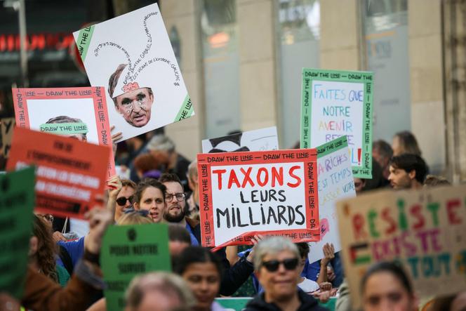 Des manifestants lors d’un rassemblement intitulé « Climat, justice, libertés » pour protester contre la loi Duplomb, et en faveur de la mise en œuvre de la taxe Zucman et de l’embargo sur les ventes d’armes à Israël, à Paris, le 28 septembre 2025.