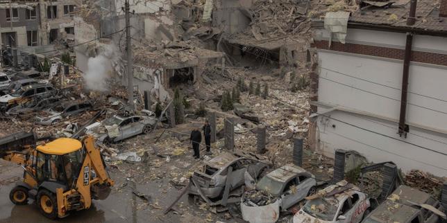 En direct, guerre en Ukraine : l’attaque massive russe du week-end a touché des infrastructures énergétiques et des zones civiles, selon Volodymyr Zelensky