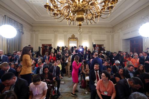 Des journalistes attendent la tenue de la conférence de presse conjointe de Donald Trump et Benyamin Nétanyahou, à la Maison Blanche, à Washington, le 29 septembre 2025.