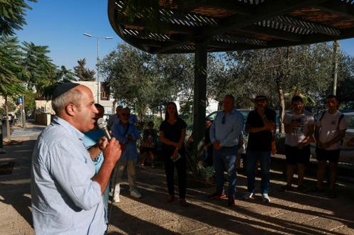 Au micro, Aryeh King, maire adjoint d’extrême droite de Jérusalem, lors d’une manifestation devant le consulat de France à Jérusalem, le 29 septembre 2025.
