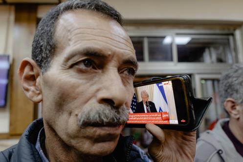 Dans le café Inshirah, Hatem, 60 ans, graphiste, écoute attentivement les allocutions de Donald Trump et de Benyamin Nétanyahou, concernant la guerre à Gaza, à Ramallah, en Cisjordanie, le 29 septembre 2025.