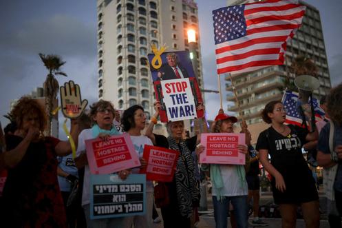 Des familles d’otage demandent la réalisation du plan américain pour mettre fin à la guerre à Gaza et libérer les otages lors d’une manifestation devant la branche de l’ambassade américaine à Tel-Aviv, le 29 septembre 2025.