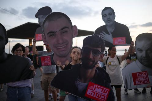 Des panneaux avec la tête des otages détenus par le Hamas, lors d’une manifestation devant la branche de l’ambassade américaine à Tel-Aviv, le 29 septembre 2025.