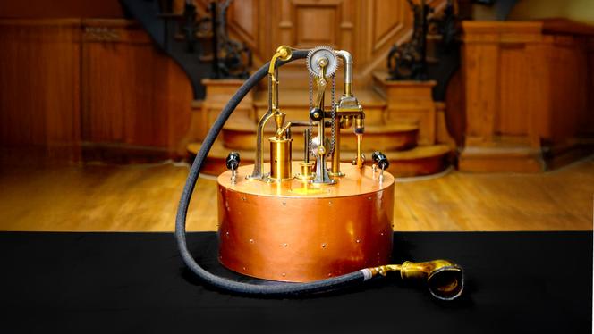 Machine à anesthésier du docteur Raphaël Dubois, construite par Charles Verdin (1884), présentée à l’occasion de l’exposition « Il était une fois l’anesthésie » au Musée d’histoire de la médecine. Ici, en juin 2025.