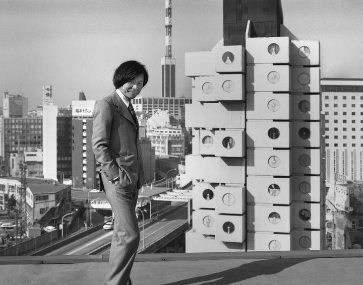 L’architecte Kisho Kurokawa devant la tour Nakagin, en 1974.