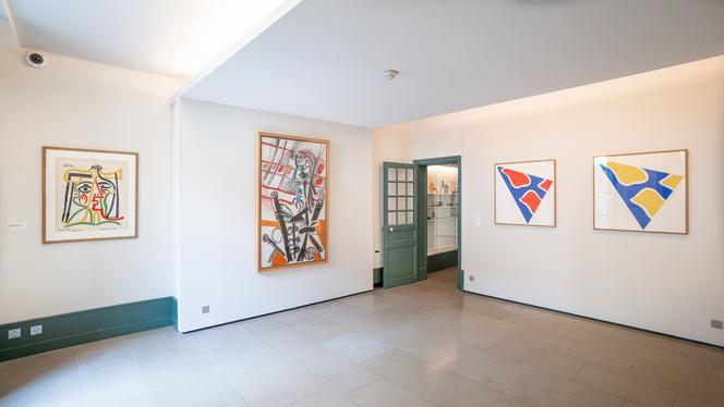 « Piero à la presse » (1969, au centre), de Pablo Picasso, et « Triangle » (1992), de Claude Viallat, lors de l’exposition « Picasso, Crommelynck et les autres… Rencontres à Vézelay (Yonne) », au Musée départemental d’art moderne – Collection Zervos, en juillet 2025.