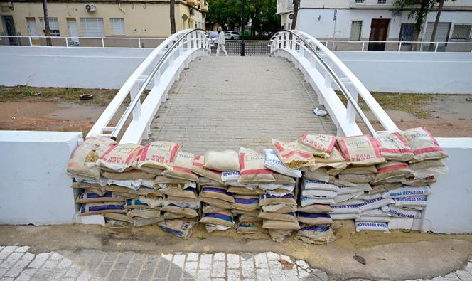 Des sacs de sable installés en prévention d’inondations suite à de fortes pluies tombées sur la région, à Aldaia (Espagne), le 29 septembre 2025.