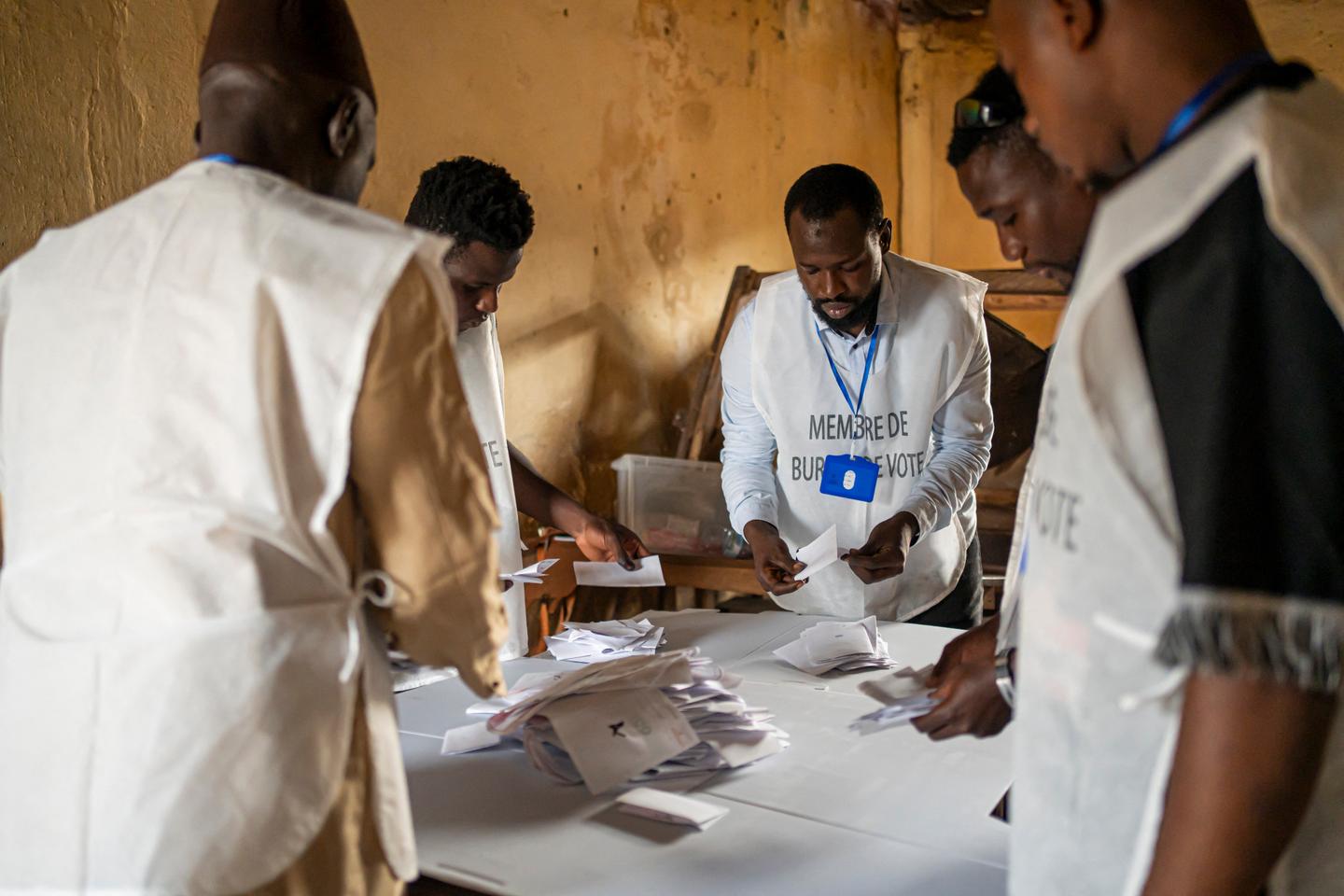 Guinée Fixe l'Élection Présidentielle au 28 Décembre Après la Promulgation d'une Nouvelle Constitution