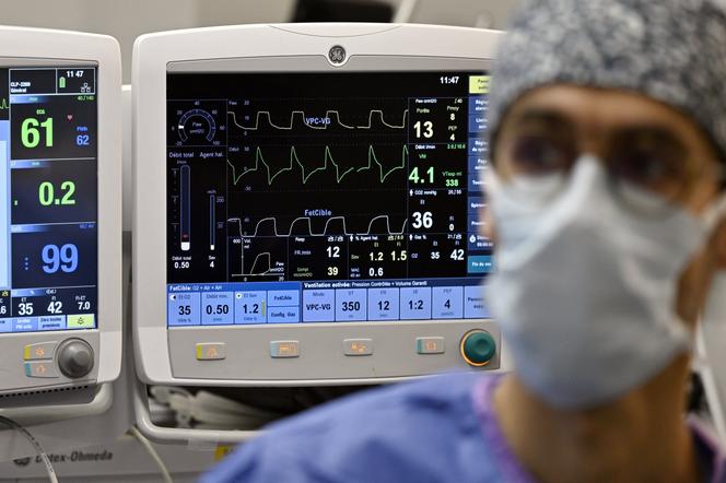 Lors d’une intervention à la clinique privée Louis-Pasteur, à Essey-lès-Nancy (Meurthe-et-Moselle), le 30 novembre 2022.
