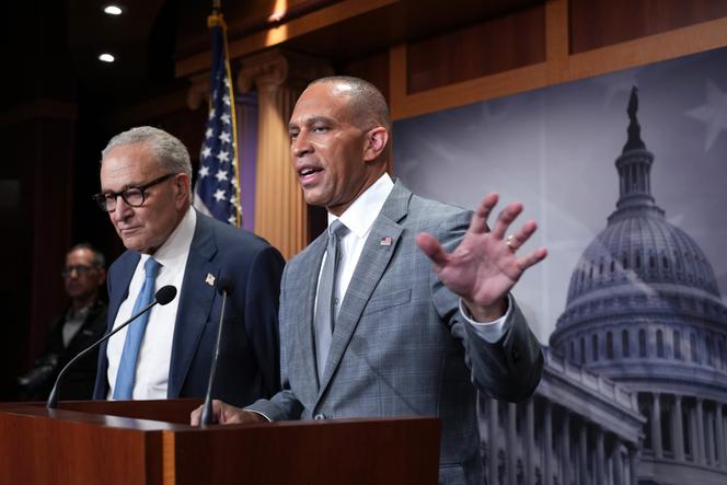 Le chef de la minorité démocrate à la chambre des représentants américaine, Hakeem Jeffries (à droite), et son homologue au Sénat, Chuck Schumer, en conférence de presse, au Capitole à Washington, le 29 septembre 2025.