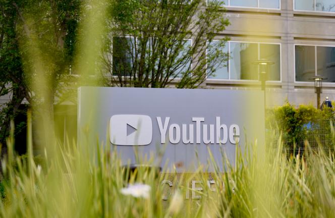 Le logo YouTube est visible à l’extérieur du siège social de l’entreprise à San Bruno, en Californie, le 23 avril 2025. 