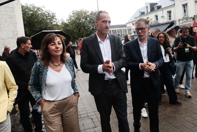 La présidente socialiste de la région Occitanie, Carole Delga, le coprésident de Place publique, Raphaël Glucksmann, et le premier secrétaire du Parti socialiste, Olivier Faure, à Blois, le 29 août 2025.