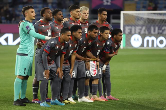 L’équipe des moins de 20 ans de Nouvelle-Calédonie, avant son match de la Coupe du monde face aux Etats-Unis, à Rancagua, au Chili, le 29 septembre 2025. 