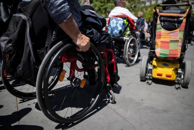 Des personnes en fauteuil roulant, à Paris, le 14 mai 2019.
