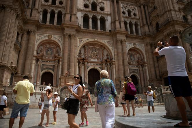Devant la cathédrale de Malaga, en Espagne, le 2 août 2025.