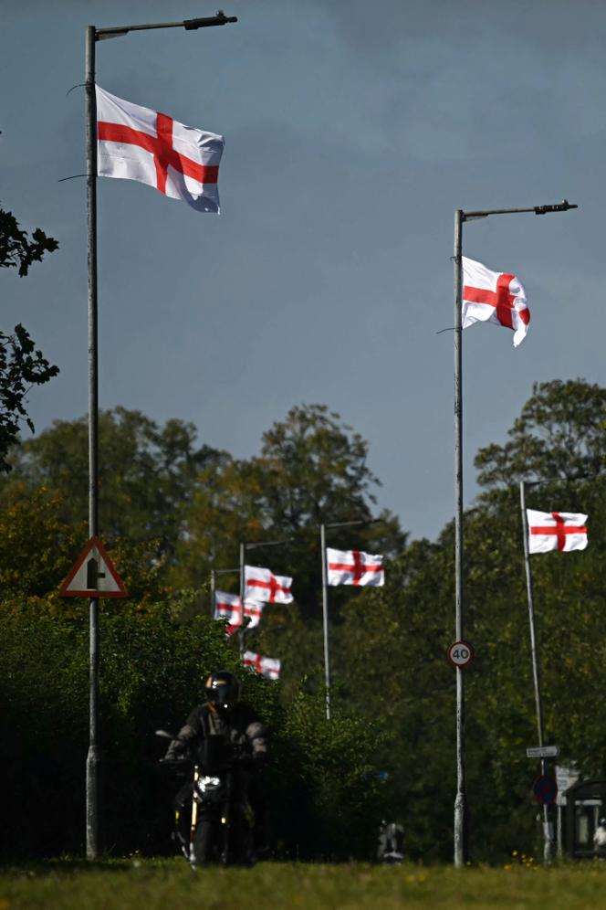 Des croix de saint Georges flottent sur les lampadaires, à York, dans le nord de l’Angleterre, le 31 août 2025. 
