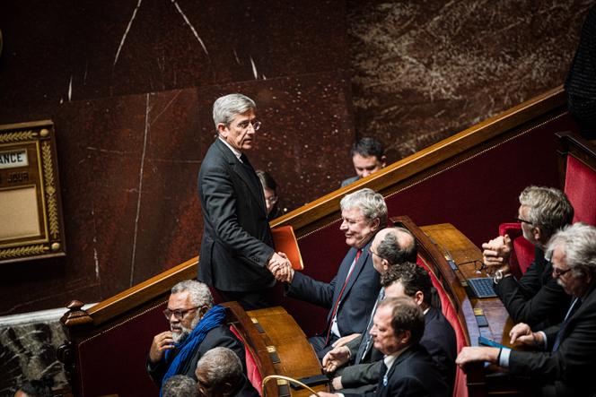 Le député de la Marne Charles de Courson (Utiles, centre), membre du groupe LIOT, serre la main du député communiste de Seine-Maritime Jean-Paul Lecoq, à l’Assemblée nationale, à Paris, le 6 novembre 2025.