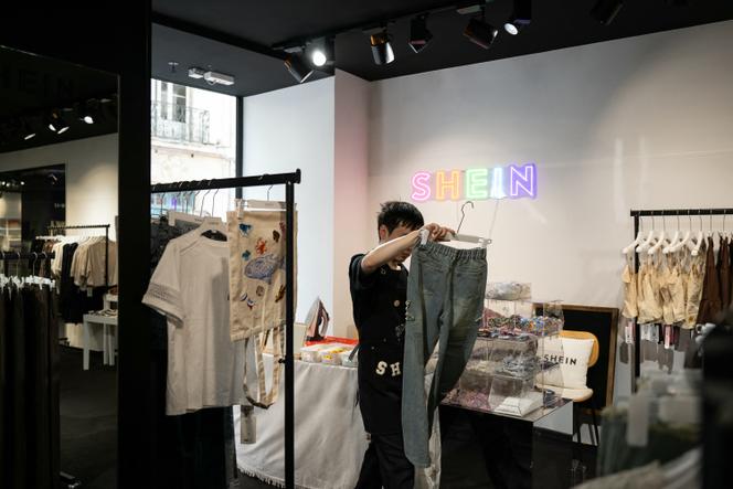 Dans une boutique éphémère de la marque de fast-fashion chinoise Shein, à Dijon, le 26 juin 2025.