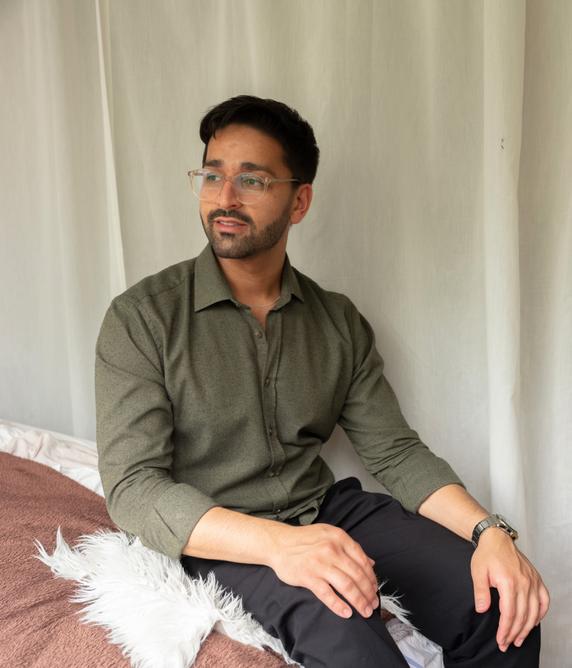 Omid Hazimi dans son logement temporaire à Stockholm, le 22 septembre 2025.