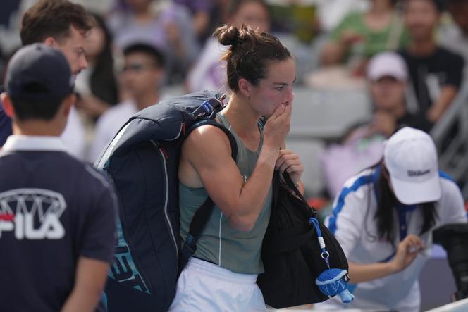 Loïs Boisson quitte le court après avoir abandonné lors de son match contre l’Américaine Emma Navarro au tournoi de tennis de Pékin, le 29 septembre 2025.