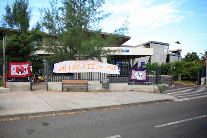 Entrée du Centre hospitalier de Mayotte (CHM), à Mamoudzou, le 12 mai 2023, lors d’un précédent blocage de plusieurs collectifs, dont le Collectif des citoyens de Mayotte 2018, pour dénoncer la réticence des autorités comoriennes à accepter les personnes expulsées du territoire dans le cadre de l’opération Wuambushu, une opération policière contre l’habitat illégal insalubre, l’insécurité et l’immigration clandestine.