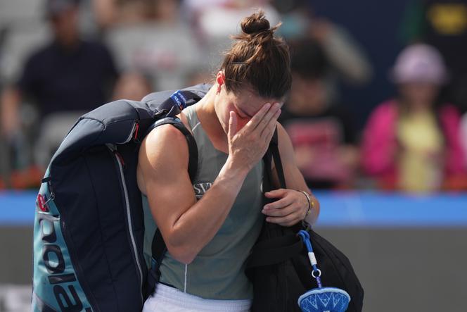 La Française Loïs Boisson quitte le cours après son abandon au troisième tour du tournoi WTA 1000 de Pékin, le 29 septembre 2025.