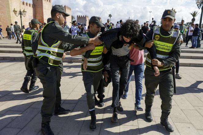 Des forces de sécurité arrêtent un manifestant lors d’un rassemblement à Rabat, le 28 septembre 2025.