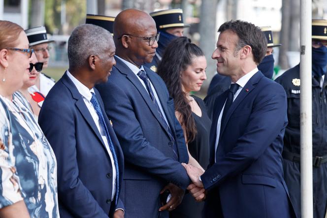 Le président de la République, Emmanuel Macron, serre la main du président de la Collectivité territoriale de Guyane, Gabriel Serville, à Cayenne, le 25 mars 2024.
