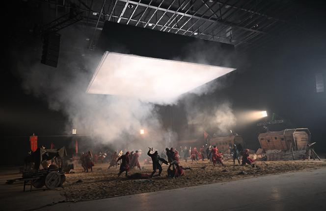 Des acteurs lors de l’inauguration du nouveau complexe de studios de l’Institut national du cinéma hongrois, à Fot (Hongrie), le 30 janvier 2025. 