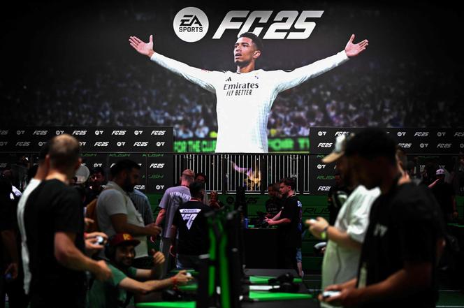 Des joueurs essaient « EA Sports FC 25 » d’Electronic Arts lors de l’édition 2024 de la Gamescom, salon international du jeu vidéo, à Cologne. 