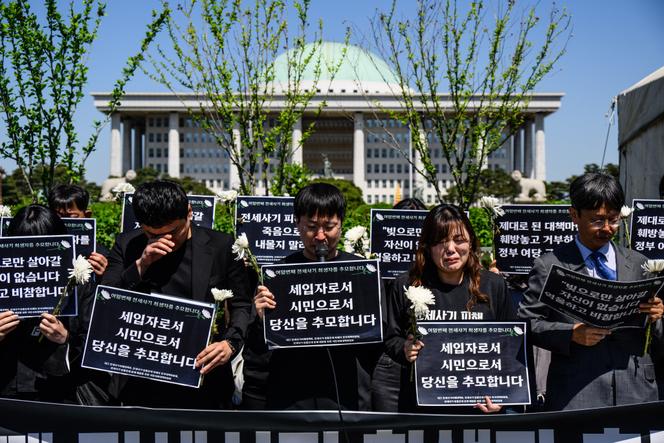 Hommage à la victime d’une arnaque « jeonse » près de l’Assemblée nationale à Séoul, le 8 mai 2024. Sur leurs pancartes, on peut lire des messages tels que « Je vous rends hommage en tant que locataire et en tant que citoyen ».
