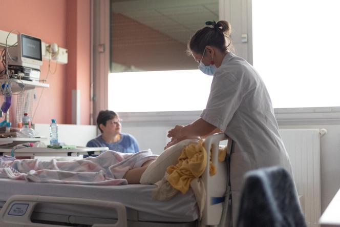 Une adolescente de 16 ans atteinte d'un cancer, dans le service oncologie du CHU de Poitiers,  le 24 novembre 2022.