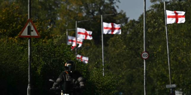 Au Royaume-Uni, le « mouvement des drapeaux » exacerbe les tensions sur fond de montée de l’extrême droite
