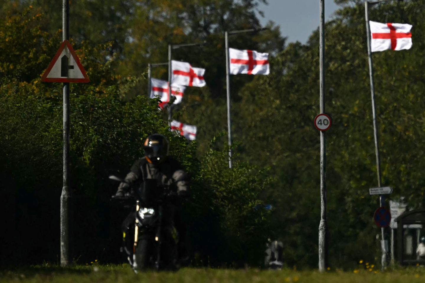 Au Royaume-Uni, le Â«Â mouvement des drapeauxÂ Â» exacerbe les tensions sur fond de...