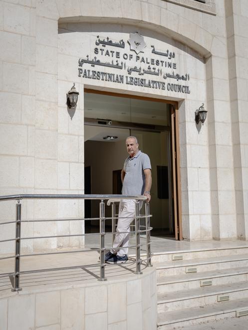 Tahsin Alawneh, devant les locaux du Parlement qui ne siège plus depuis 2007, à Ramallah, en Cisjordanie, le 30 septembre 2025.