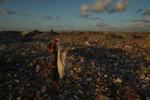 Un enfant palestinien déplacé collecte du bois de chauffage dans une décharge, à Khan Younès, dans le sud de la bande de Gaza, le 30 septembre 2025.