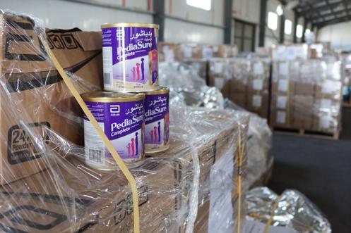 Des palettes de nourriture à destination de Gaza s’empilent dans les entrepôts de l’organisation caritative Jordan Hashemite, après la fermeture par Israël du pont Allenby, à Zarqa (Jordanie), le 28 septembre 2025.