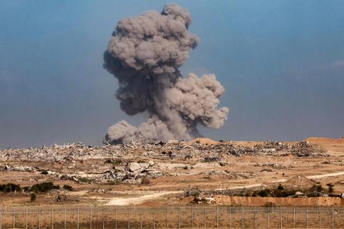Un panache de fumée s’élève à la suite d’un bombardement israélien de la bande de Gaza, photographié d’une position située de l’autre côté de la frontière, dans le sud d’Israël, le 30 septembre 2025.
