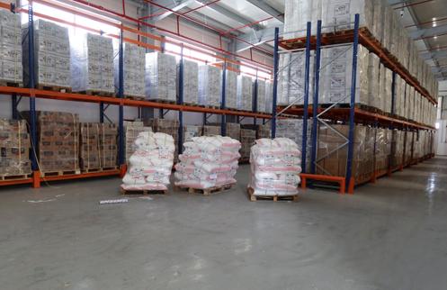 Dans les entrepôts de l’organisation caritative Jordan Hashemite, après la fermeture par Israël du pont Allenby, à Zarqa (Jordanie), le 28 septembre 2025.