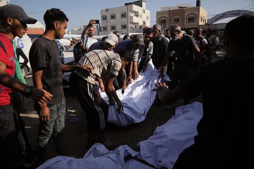 Les corps de Palestiniens tués dans la journée lors d’une opération militaire israélienne, réunis dans la cour de l’hôpital des Martyrs-d’Al-Aqsa, à Deir Al-Balah, dans la bande de Gaza, le 30 septembre 2025.