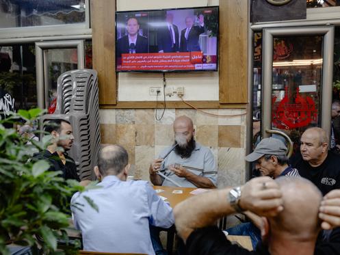 Dans le café Inshirah, dans l’attente de l’allocution de Donald Trump et de Benyamin Nétanyahou concernant la guerre de Gaza, dans le centre-ville de Ramallah, en Cisjordanie, le 29 septembre 2025.