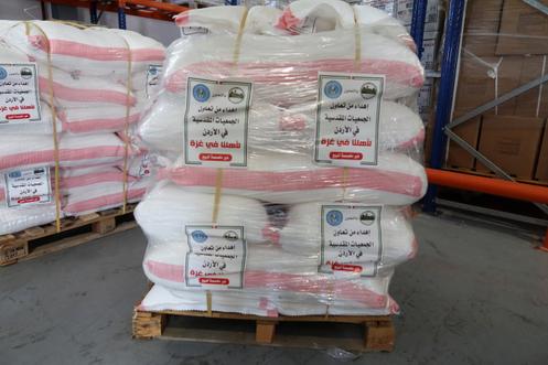 Dans les entrepôts de l’organisation caritative Jordan Hashemite, après la fermeture par Israël du pont Allenby, à Zarqa (Jordanie), le 28 septembre 2025.