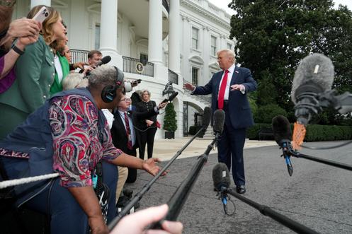 Donald Trump répond à la presse du jardin de la Maison Blanche, avant de se rendre sur la base militaire de Quantico, en Virginie, le 30 septembre 2025.