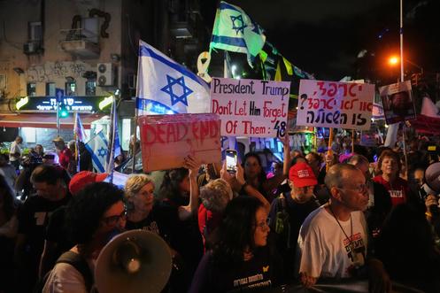 Des manifestants réclament la libération immédiate de tous les otages détenus par le Hamas dans la bande de Gaza et la fin de la guerre en cours, à Tel-Aviv en Israël, le 30 septembre 2025.