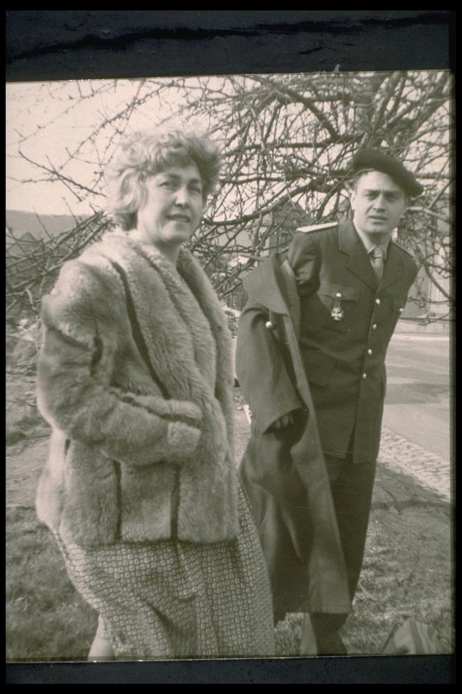 Lionel Jospin durant son service militaire, en compagnie de sa mère, Mireille, en 1962.