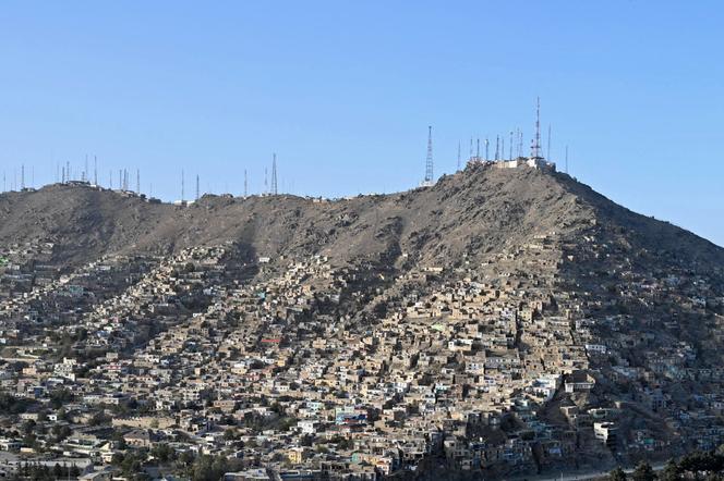Antennes de télécommunications au sommet d’une colline, à Kaboul, le 29 septembre 2025.